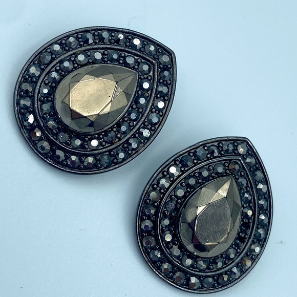 Tear Drop shaped earrings - Picture 2 of 3